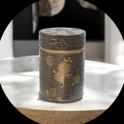 Best Eigenart theeblik Yumiko 500gr Black Bewaarblikken Eigenart | Blik Rond