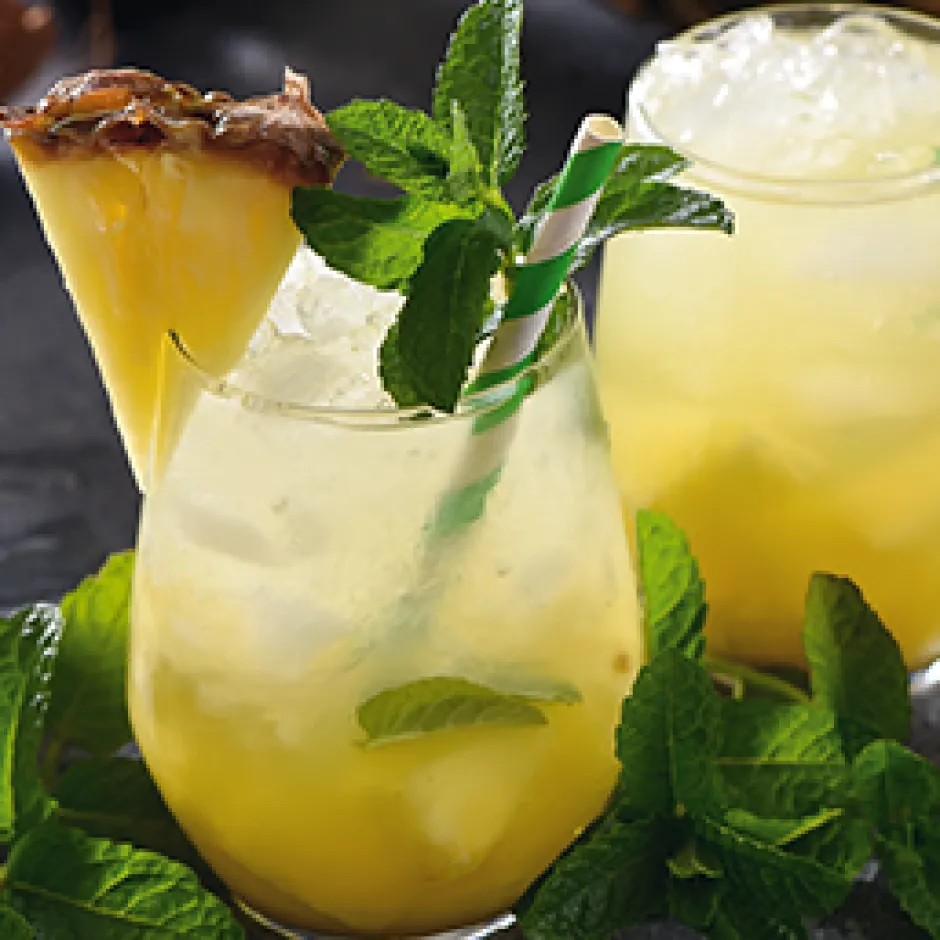 Hot Pineapple pool party - ijsthee IJsthee